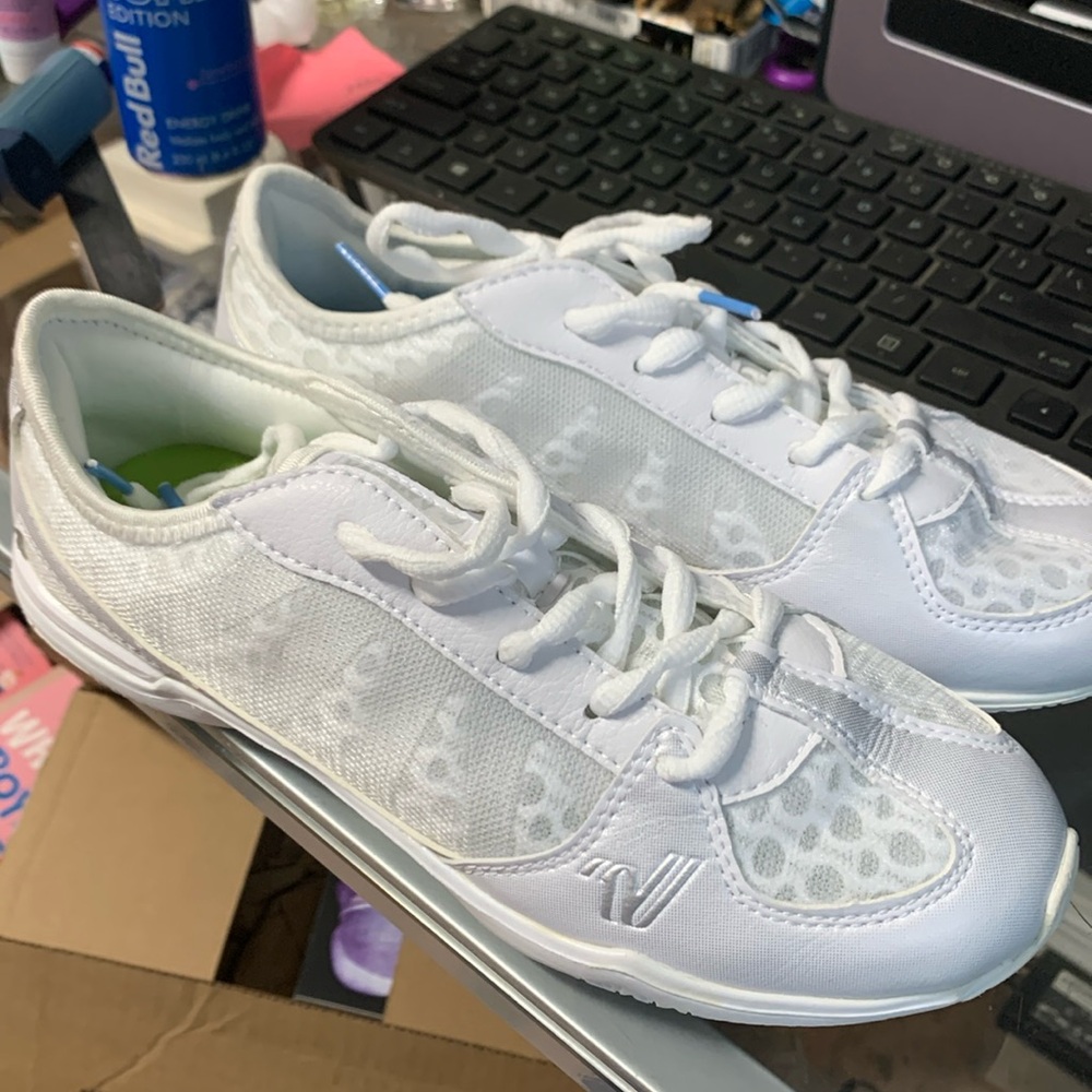 Varsity cheer shoes with carry bag. Brand new 7.5